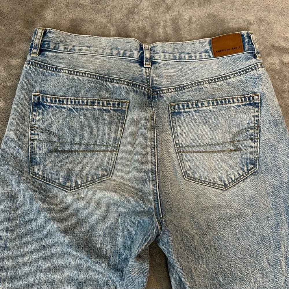 American Eagle Women's Jeans Light Wash‎ Mom Jean Distressed Color Blue Size 6 - Picture 10 of 16